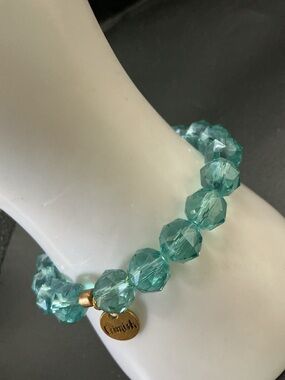 ERMISH TEAL TRANSPARENT FACETED GLASS BEAD AND SILVER TONE DISC STRETCH BRACELET